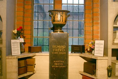 Urne contenant les cendres de Sigmund (1856-1939) et Martha Freud (1861-1951) dans le Columbarium - Greek